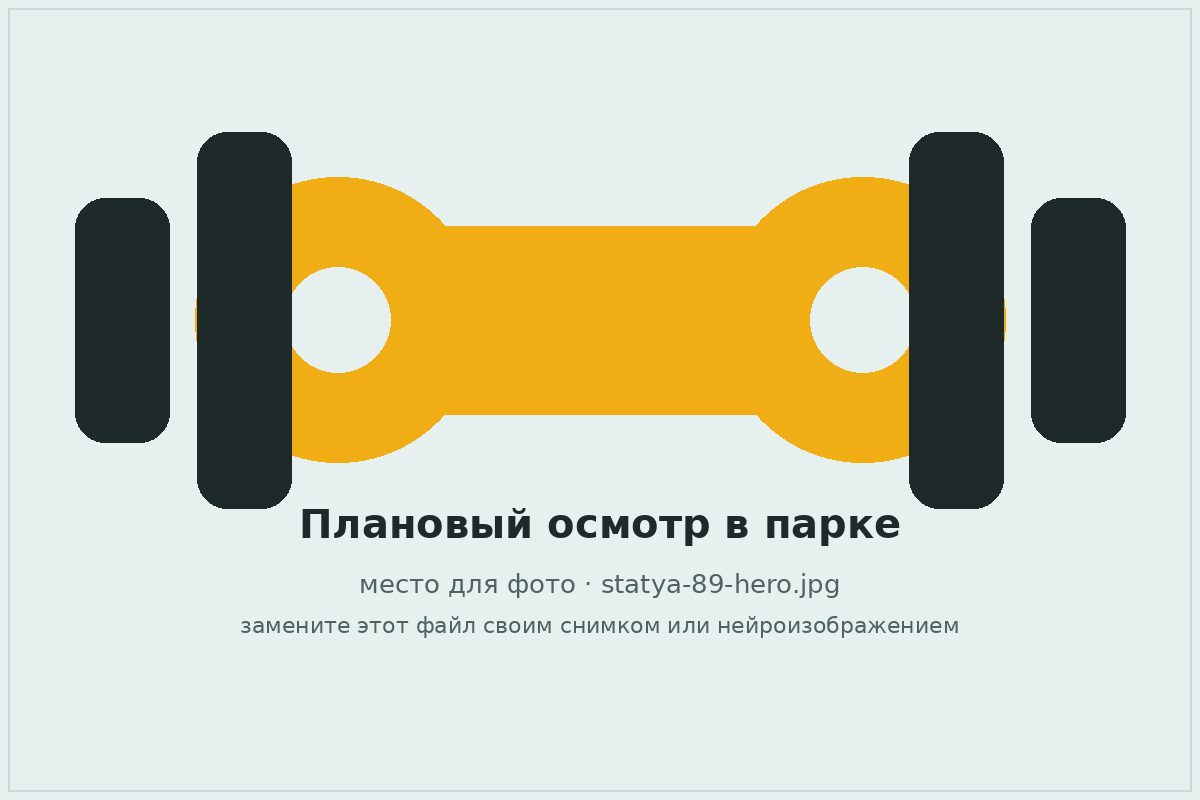 Механик осматривает карданный вал коммерческой машины в автопарке